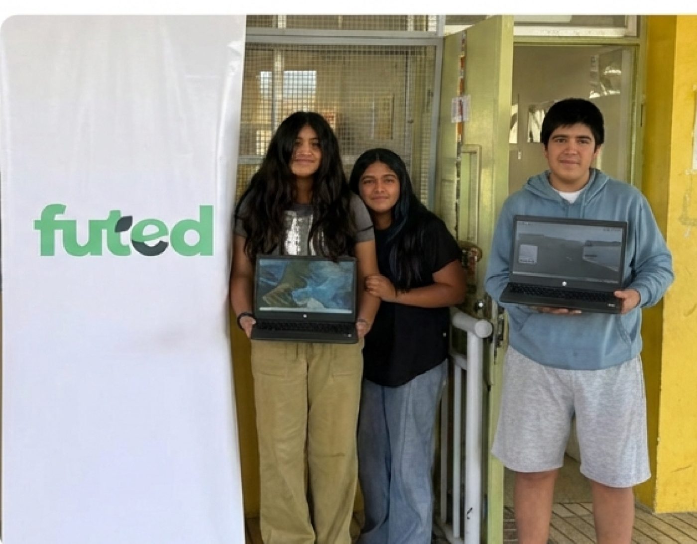 Estudiantes con notebooks reacondicionados entregados por FUTED