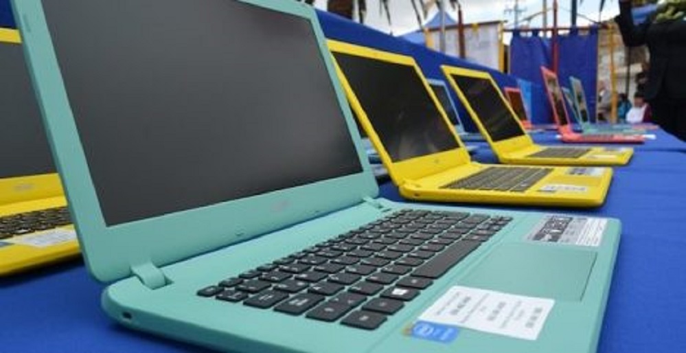 Estudiantes usando computadores donados