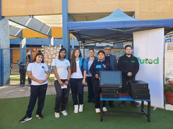 Estudiantes de la Escuela Alto el Chañar con los equipos para su sala de computación