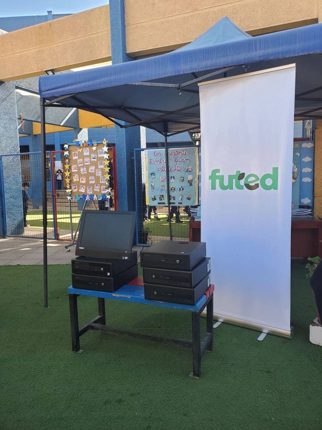 Foto de Sala de computación para la Escuela Alto el Chañar