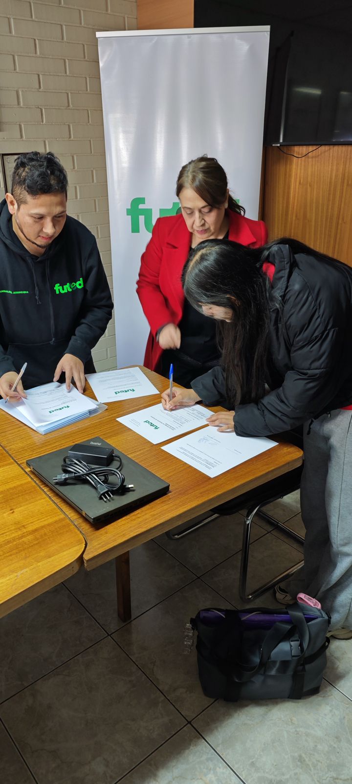 Foto de Donación de equipos a CET CHILE