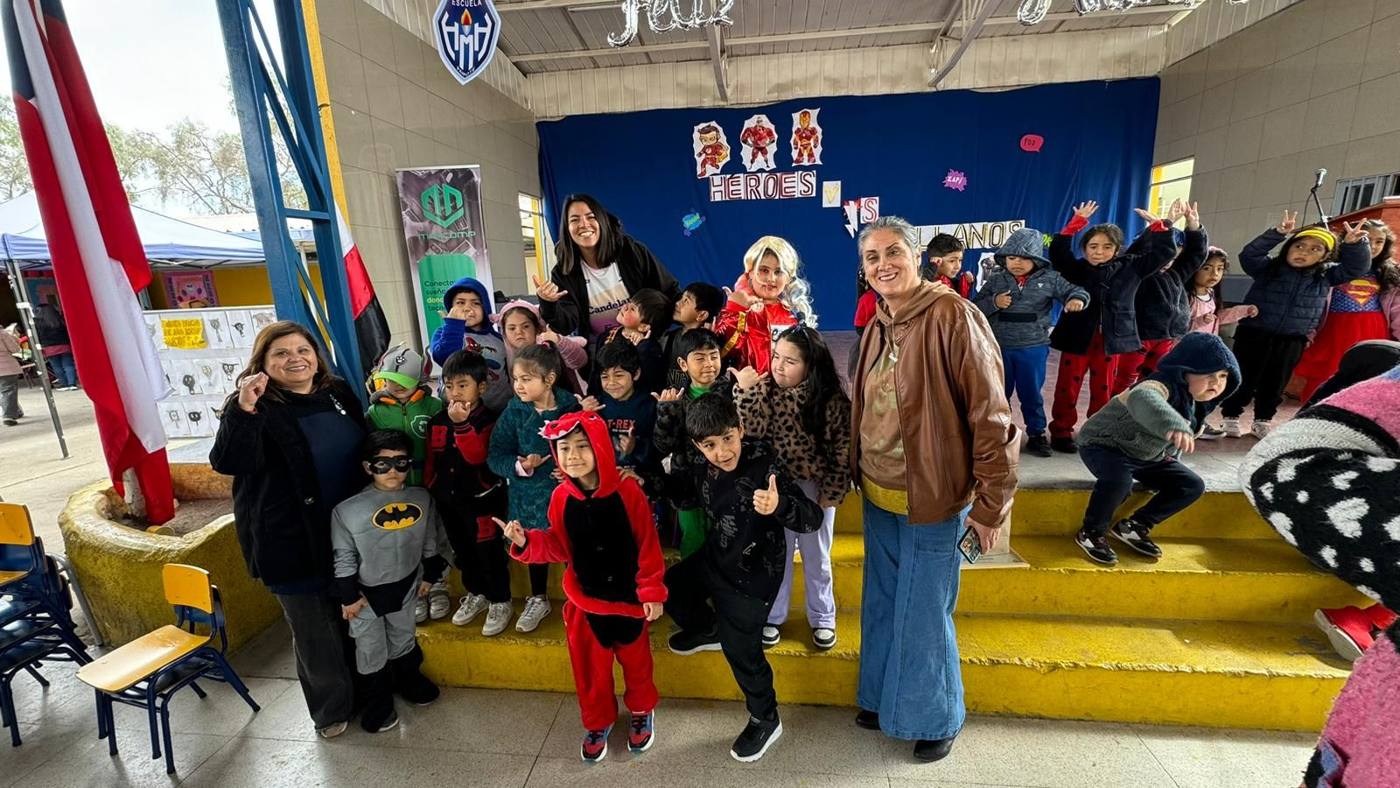 Celulares para los niños de la Escuela Hernán Márquez Huerta