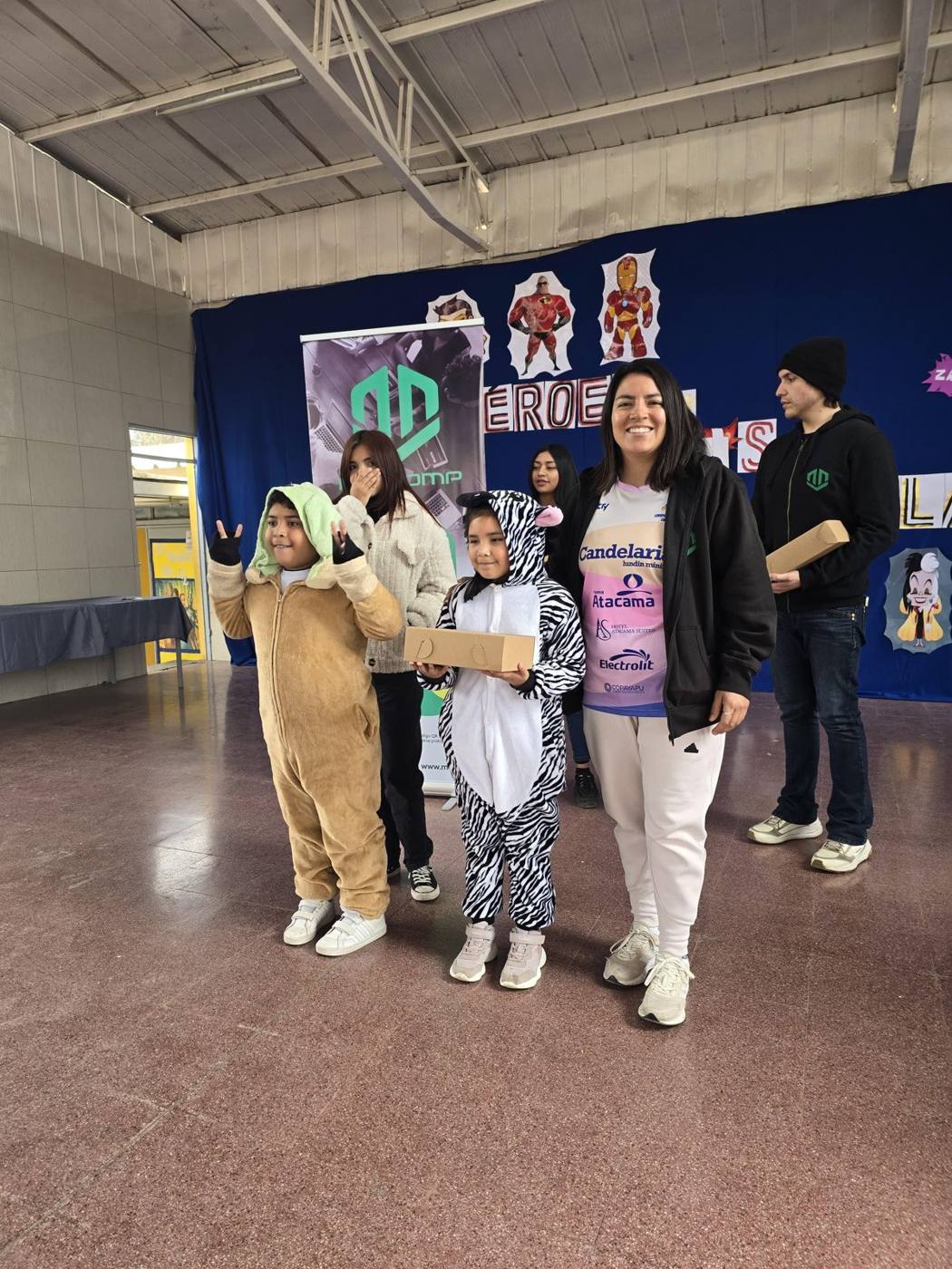 Foto de Celulares para los niños de la Escuela Hernán Márquez Huerta