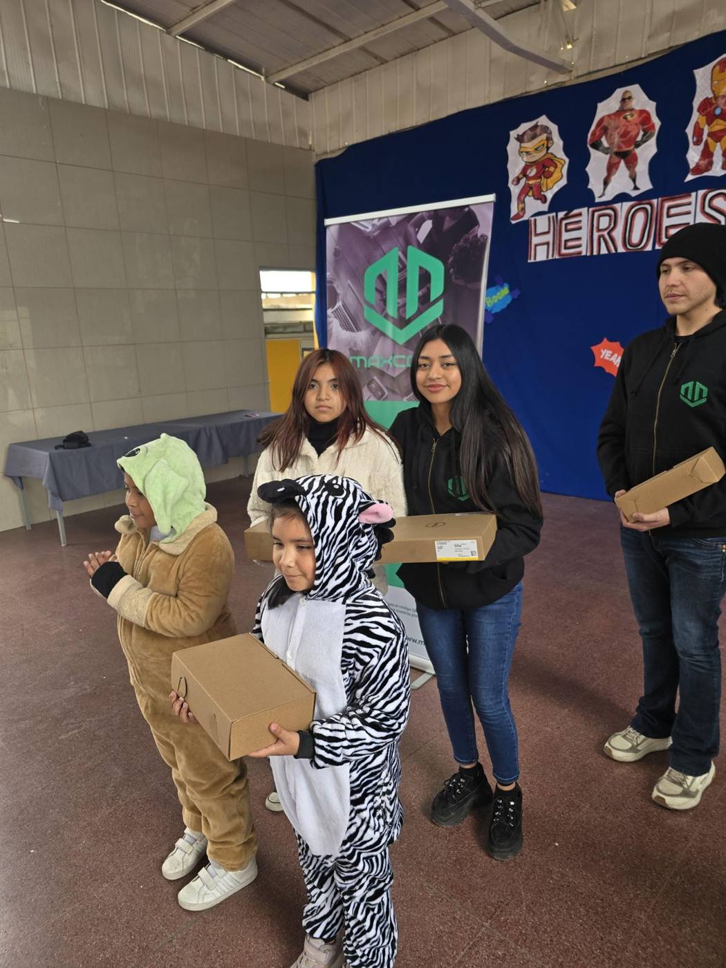 Foto de Celulares para los niños de la Escuela Hernán Márquez Huerta