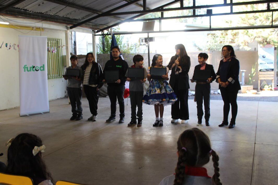 Comunidad escolar de la Escuela G-348 de Huechún durante la entrega de notebooks