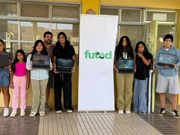 Estudiantes de la Escuela San Pedro de Copiapó con sus notebooks reacondicionados